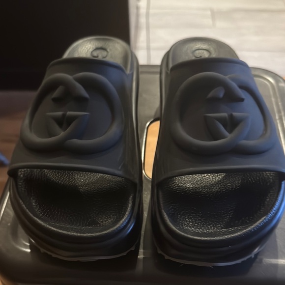 Gucci Black Slide Sandals with Embossed Logo - Picture 1 of 4